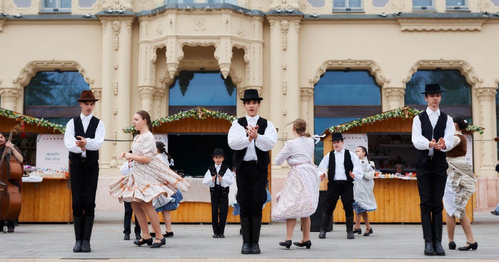 Spectacol de traditii inainte de Patele Catolic la Satu Mare Cantece dansuri si obiceiul stropitului in Piata Libertatii