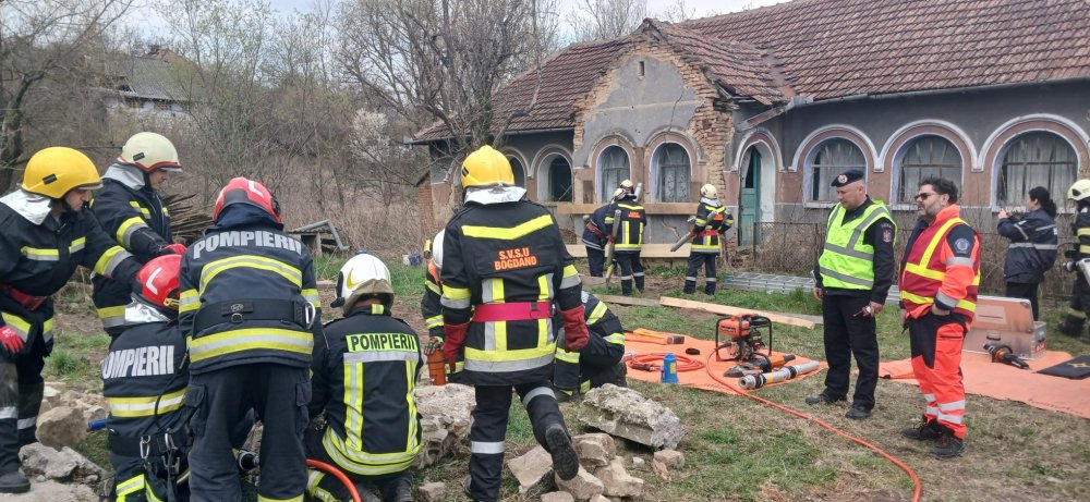 foto sase case prabusite doua victime prinse sub daramaturi in satu mare