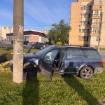 FOTO Accident langa Finante in Satu Mare Masina proiectata pe spatiul verde si intr un stalp