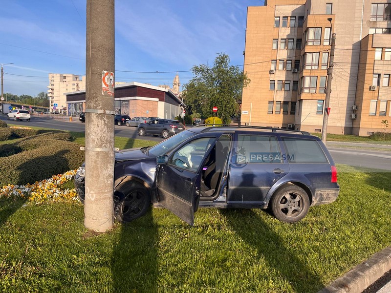 FOTO Accident langa Finante in Satu Mare Masina proiectata pe spatiul verde si intr un stalp