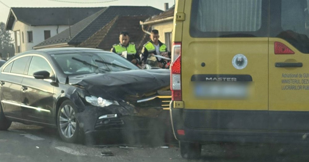 FOTO Accident pe DN19 Satu Mare Baia Mare Coliziune intre un autoturism si un microbuz scolar