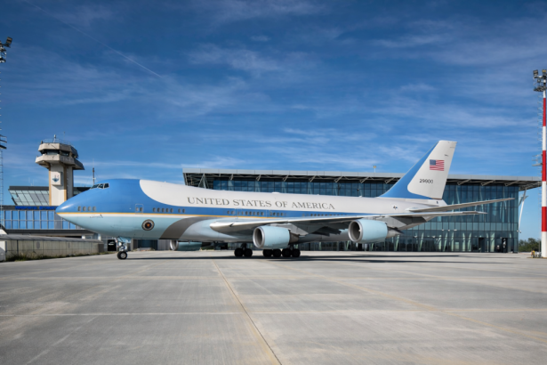 FOTO EXCLUSIV Air Force One a aterizat la Satu Mare Vizita ISTORICA a diplomatilor americani