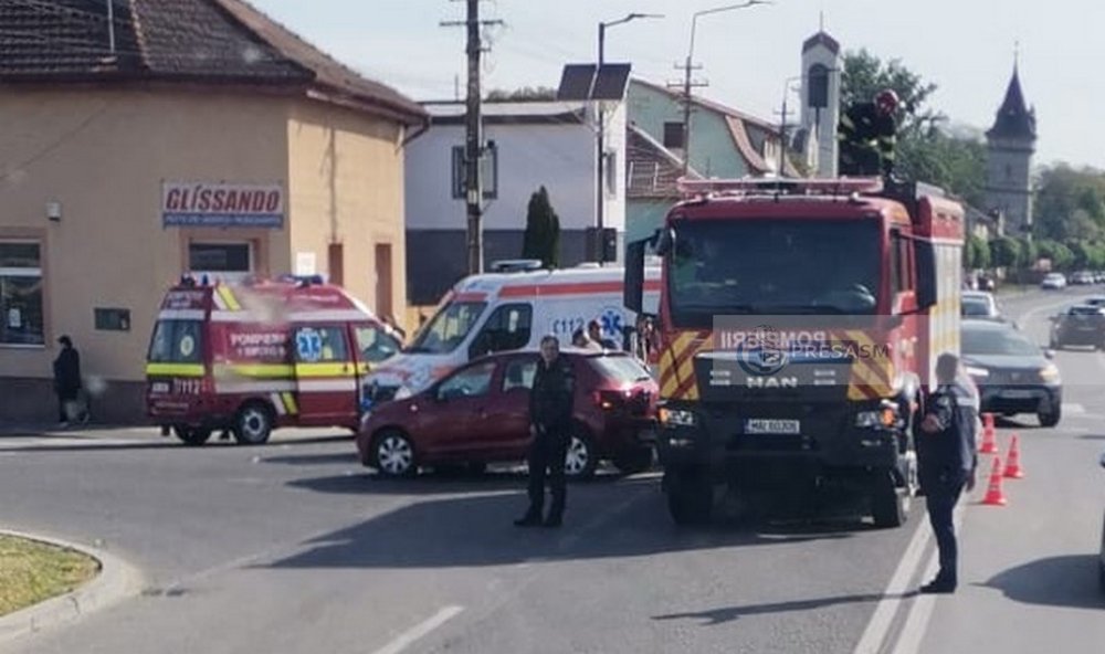 Foto Accident in Carei mai multe victime posibile Mobilizare a echipelor de salvare
