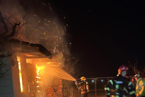 Fumatorie din municipiul Satu Mare cuprinsa de flacari Pericol de extindere a incendiului