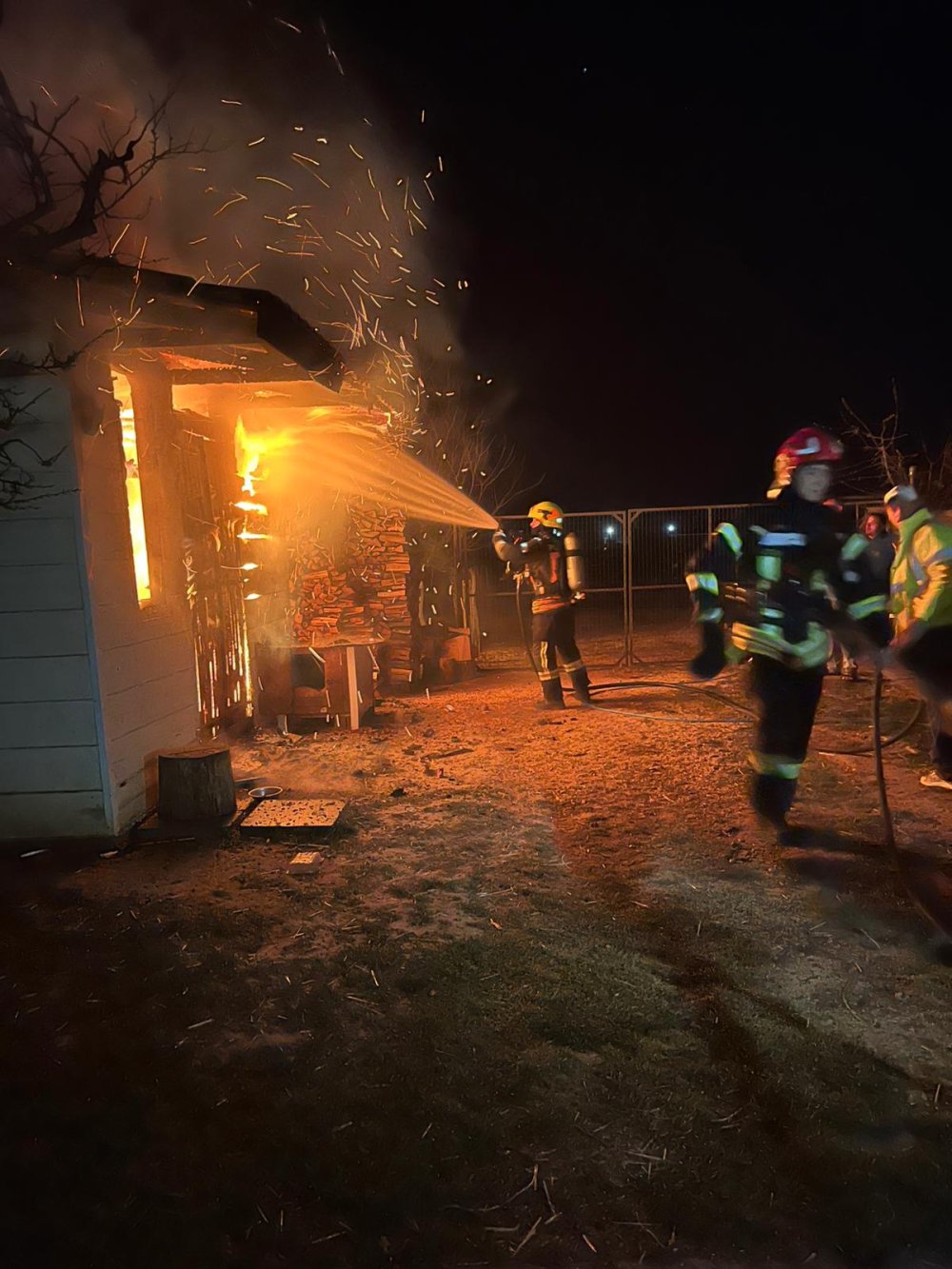 Fumatorie din municipiul Satu Mare cuprinsa de flacari Pericol de extindere a incendiului