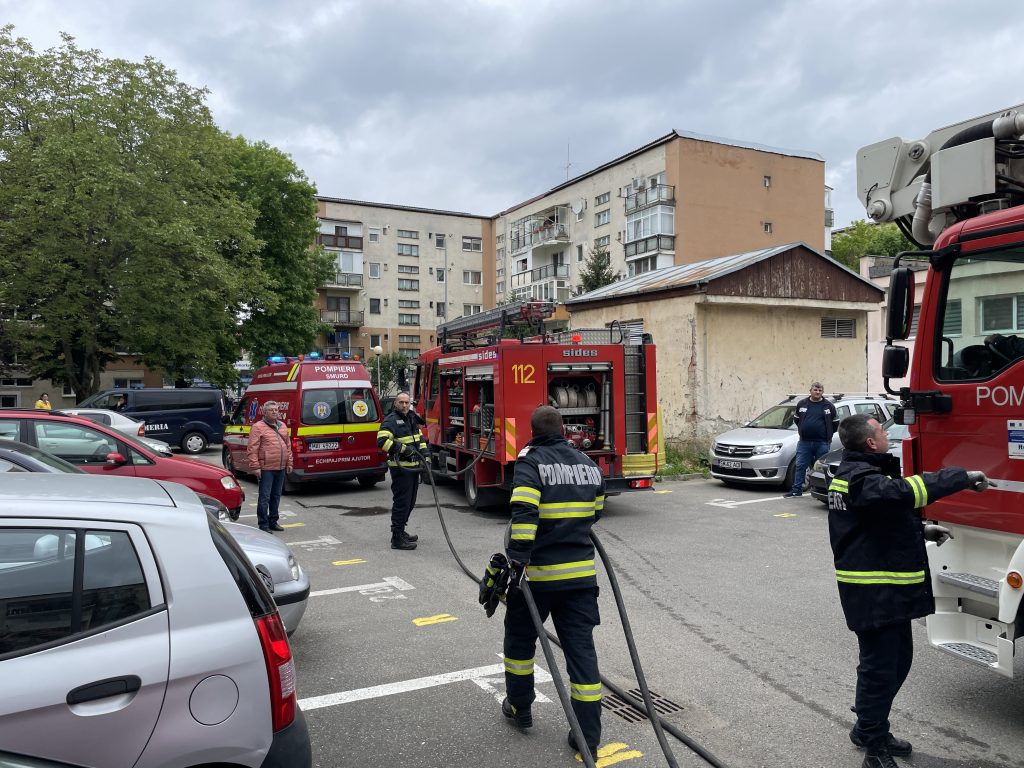 Incendiu intr un bloc din Cartierul Micro 17 Mobilizare extensiva a pompierilor
