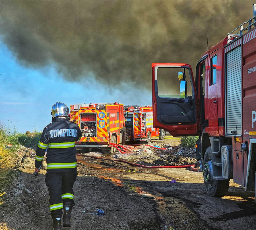 Incendiu la un atelier auto in Satu Mare Pericol de extindere la locuinte din cauza vantului puternic
