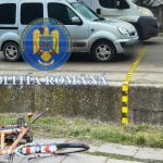 O fata de 15 ani a intrat cu bicicleta intr o masina Victima transportata la Urgenta in Satu Mare