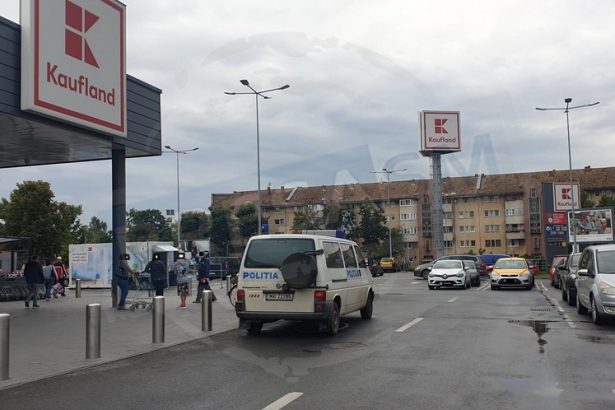 Paruiala la casele rapide de la kaufland in satu mare un client l a lovit pe alt barbat cu un cap in fata