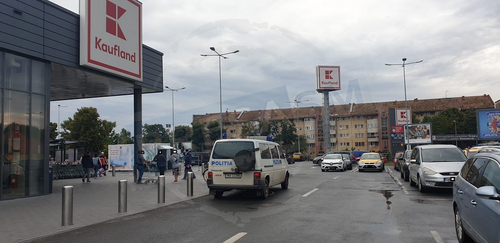 Paruiala la casele rapide de la kaufland in satu mare un client l a lovit pe alt barbat cu un cap in fata