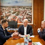 Peste 100 de strazi din Satu Mare vor beneficia de iluminat public modern cu LED uri Contractul a fost semnat