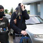 Politistul care accepta mita constant si ducea soferi straini la bancomat pentru a i ajuta sa l mituiasca