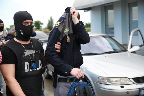 Politistul care accepta mita constant si ducea soferi straini la bancomat pentru a i ajuta sa l mituiasca