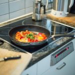 Sfaturi utile pentru integrarea plitelor incorporabile in bucatarit de dimensiuni reduse