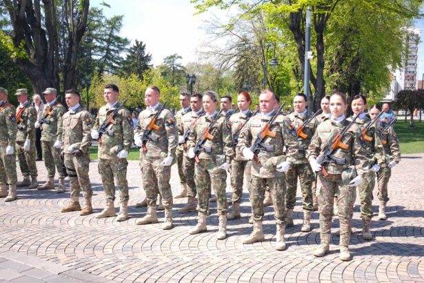 Sute de barbati asteptati la Centrul Militar Judetean Satu Mare Politia le a comunicat ordinele de chemare