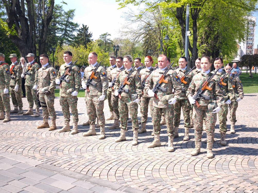 Sute de barbati asteptati la Centrul Militar Judetean Satu Mare Politia le a comunicat ordinele de chemare