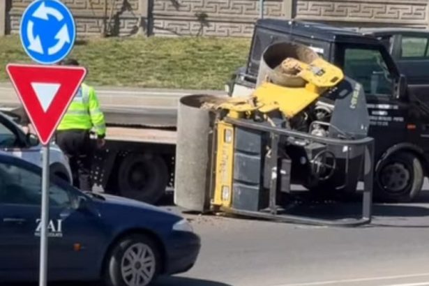 VIDEO Utilej rasturnat in sensul giratoriu de la coborarea podului Transilvania Traficul este ingreunat