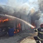 foto video incendiu la un atelier auto in satu mare risc de extindere catre locuinte din cauza vantului puternic