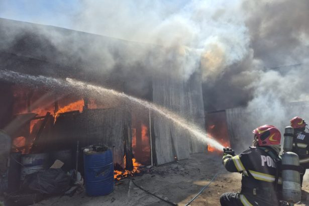 foto video incendiu la un atelier auto in satu mare risc de extindere catre locuinte din cauza vantului puternic