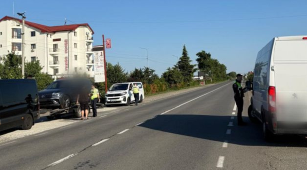 foto socant sofer imbatat prins in flagrant in timp ce efectua transport ilegal de persoane si retinut
