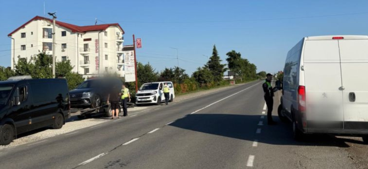 foto socant sofer imbatat prins in flagrant in timp ce efectua transport ilegal de persoane si retinut