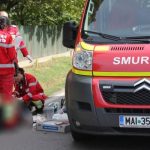Accident in judeul Satu Mare Mopedist lovit de o soferita care dadea cu spatele de pe podet Barbatul a fost transportat la spital