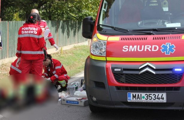 Accident in judeul Satu Mare Mopedist lovit de o soferita care dadea cu spatele de pe podet Barbatul a fost transportat la spital