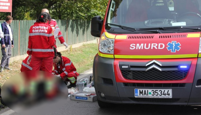 Accident in judeul Satu Mare Mopedist lovit de o soferita care dadea cu spatele de pe podet Barbatul a fost transportat la spital