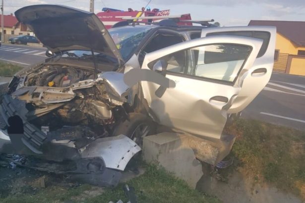 Accident in noaptea precedenta in judetul Satu Mare A intrat cu masina intr un cap de pod Patru tineri internati la spital