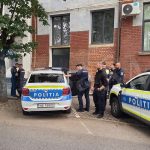 Au patruns in curtea unui localnic si l au atacat cu pumnii in judetul Satu Mare
