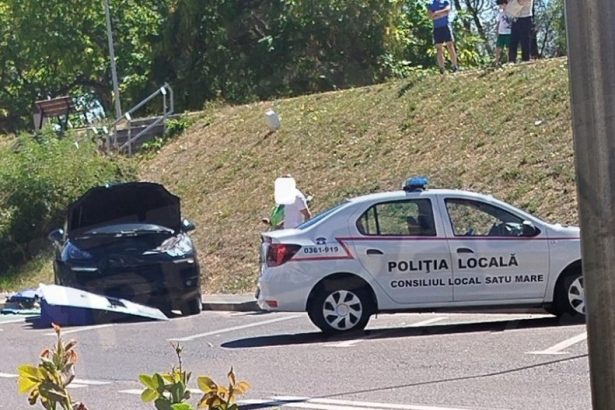 FOTO A evitat cu greu doi pietoni si a lovit o statie de incarcare in centrul municipiului Satu Mare