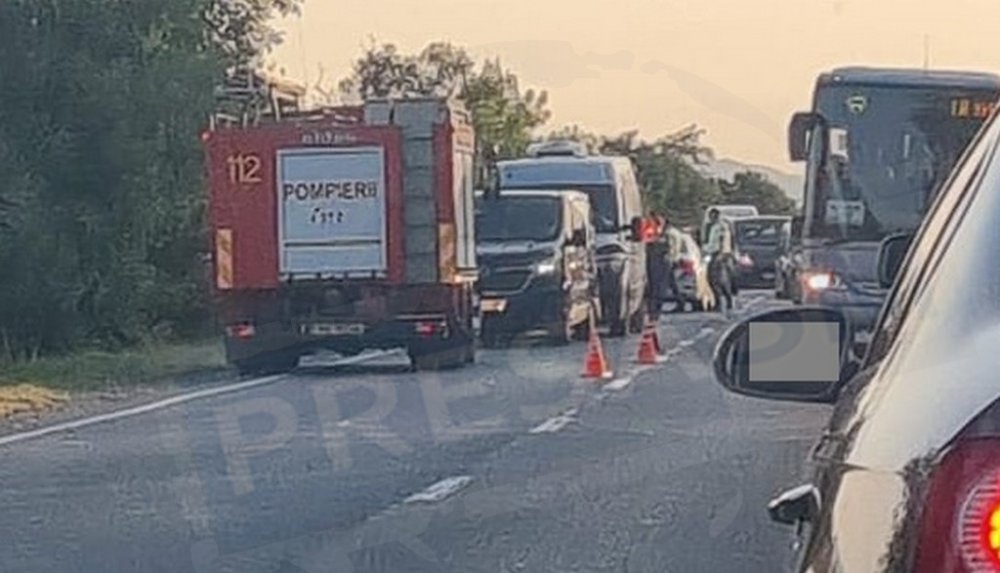 FOTO Accident pe DN 19 Doua autoutilitare sau collisionat intre Botiz si Ciuperceni