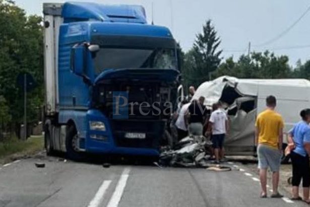 FOTO Acident deosebit de grav in judetul Satu Mare Coliziune intre un TIR si o autoutilitar