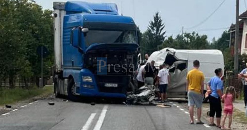 FOTO Acident deosebit de grav in judetul Satu Mare Coliziune intre un TIR si o autoutilitar