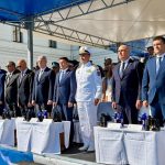 FOTO Adrian Cozma vicepresedintele Camerei Deputatilor impreuna cu premierul Bolojan si marinari la Ziua Marinei Romane in Constanta