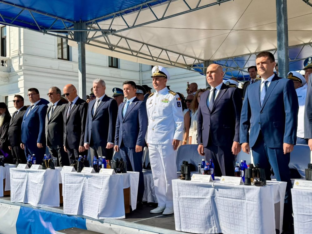 FOTO Adrian Cozma vicepresedintele Camerei Deputatilor impreuna cu premierul Bolojan si marinari la Ziua Marinei Romane in Constanta