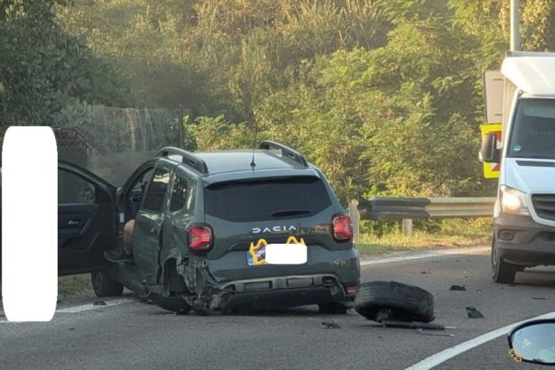 FOTO Duster avariat in urma unei coliziuni violente fara puntea spate Accident cu o masina din Satu Mare