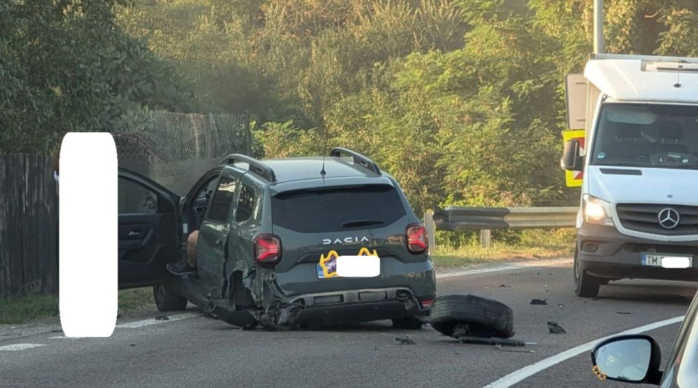 FOTO Duster avariat in urma unei coliziuni violente fara puntea spate Accident cu o masina din Satu Mare