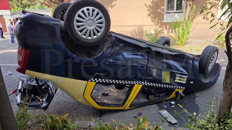 FOTO VIDEO Accident impresionant in municipiul Satu Mare Taxi rasturnat pe sosea