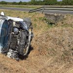 FOTO VIDEO Accident in judetul Satu Mare O masina s a rasturnat in sant