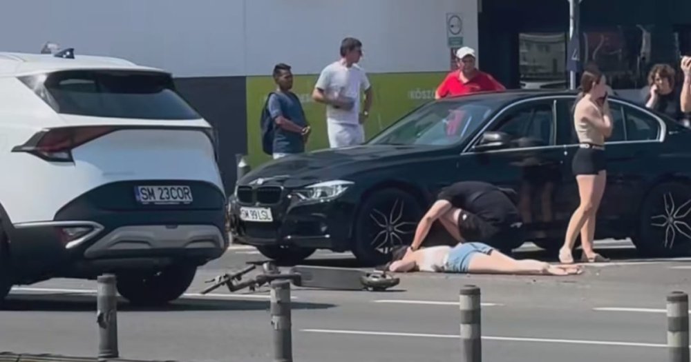 FOTO VIDEO Doua fete 15 si 16 ani lovite de o masina in timp ce se aflau pe o trotineta electrica langa mall ul NEPI