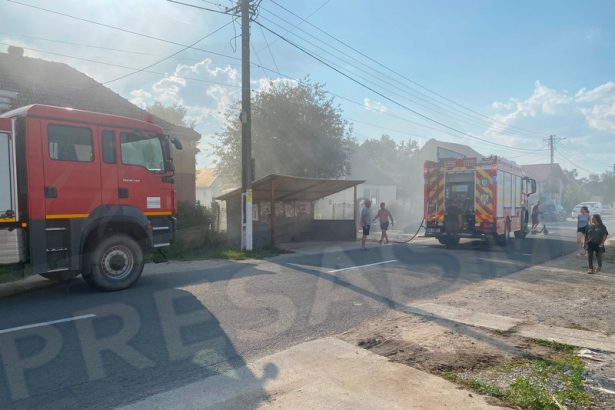 FOTOGALERIE Interventie dramatica la Nisipeni Baloti de fan au fost cuprinzi de flacari iar pompierii depun eforturi pentru a controla incendiul