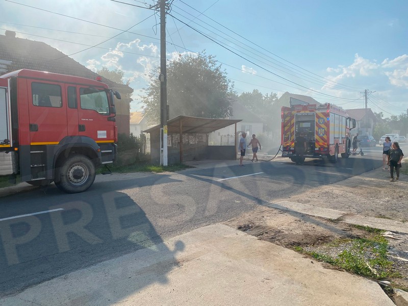 FOTOGALERIE Interventie dramatica la Nisipeni Baloti de fan au fost cuprinzi de flacari iar pompierii depun eforturi pentru a controla incendiul