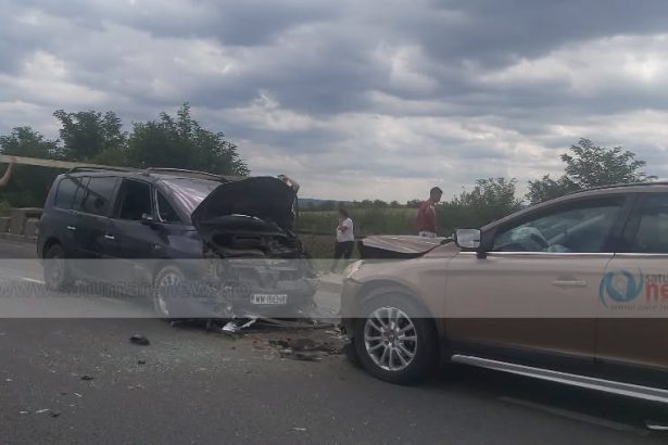 FOTOVIDEO Accident frontal pe DN1C in Satu Mare Soferul ar fi evitat o semirorca si a patruns pe contrasens
