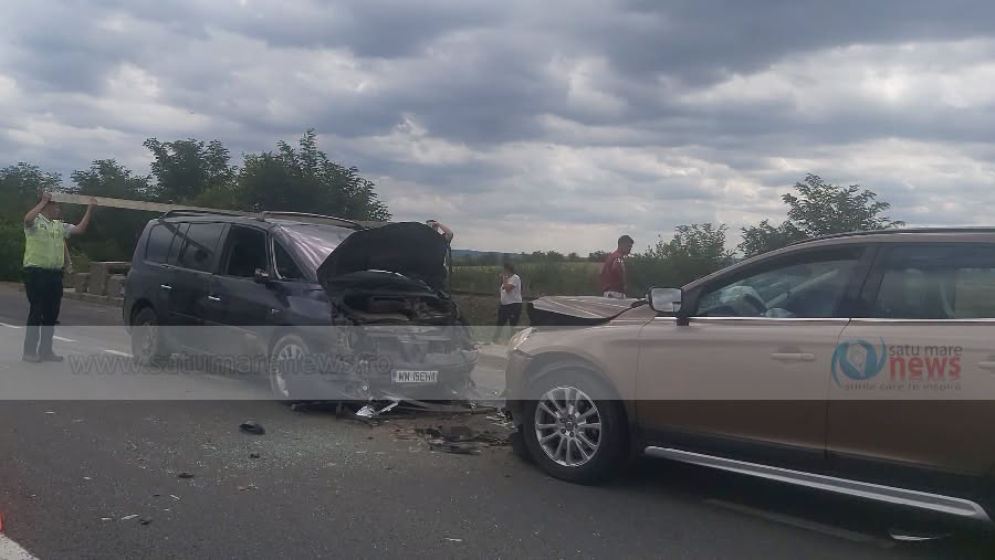 FOTOVIDEO Accident frontal pe DN1C in Satu Mare Soferul ar fi evitat o semirorca si a patruns pe contrasens