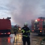 Incendiu de proportii la o hala plina cu tractoare si motorina in judetul Satu Mare