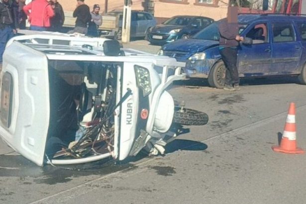 Oasi Baut bine a intrat cu masina intr un triciclu electric Tata si fiu raniti in accident