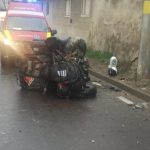 Tanar de 19 ani sub influenta alcoolului pe ATV in Turt a lovit o masina parcata si s a oprit in gardul unei locuinte