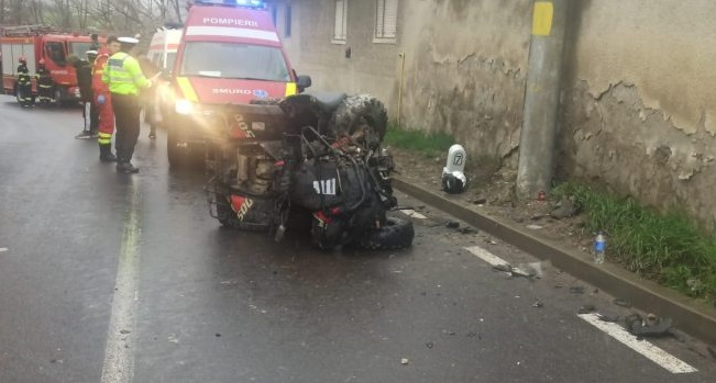 Tanar de 19 ani sub influenta alcoolului pe ATV in Turt a lovit o masina parcata si s a oprit in gardul unei locuinte