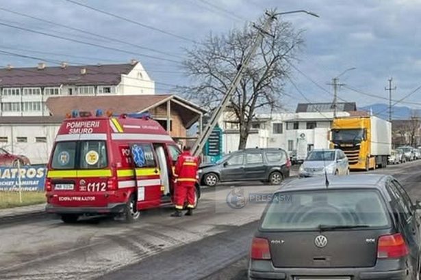 Un adolescent din Satu Mare a urcat la volan si a lovit un stalp Ranit a fost dus la spital